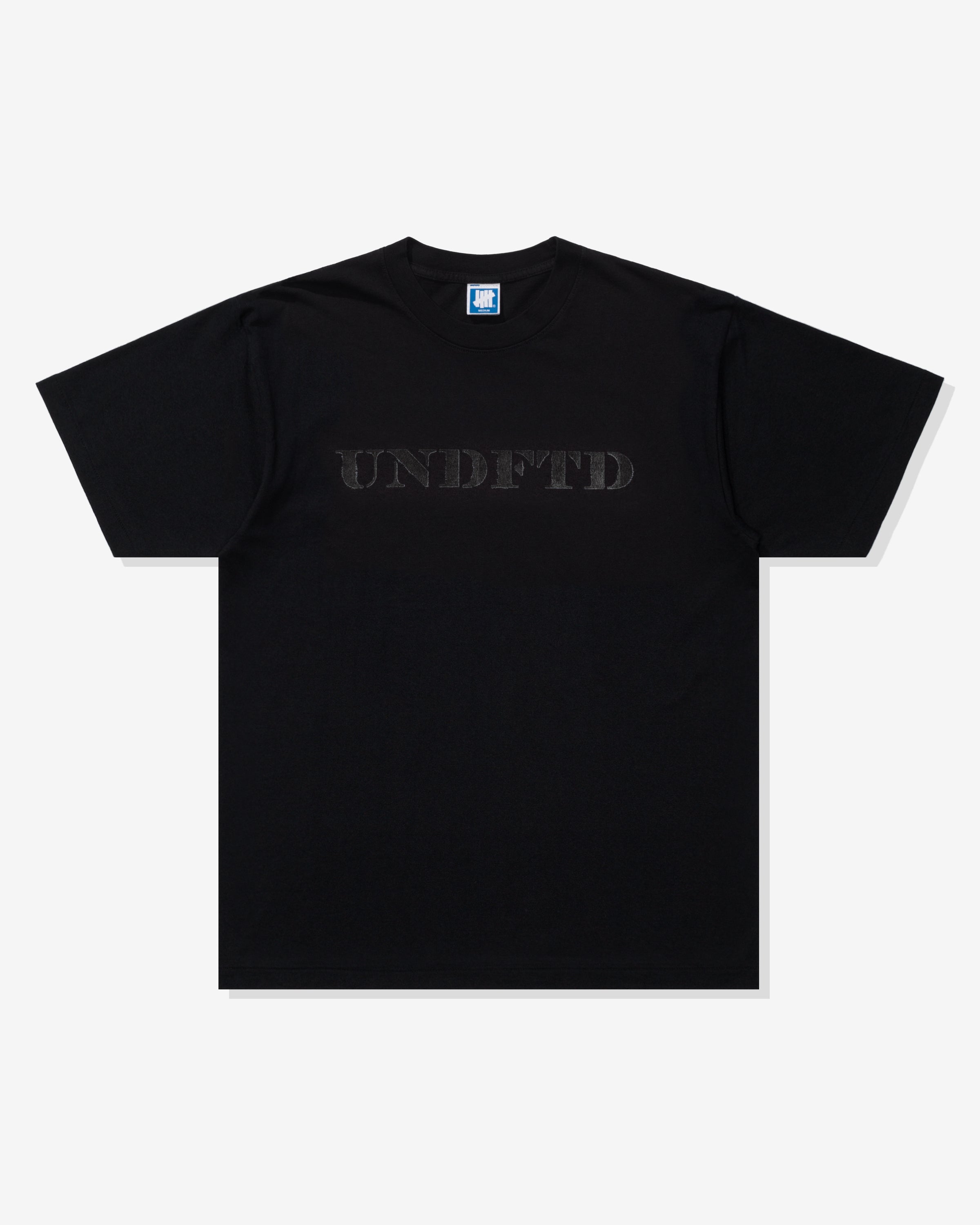 UNDEFEATED STENCIL S/S TEE