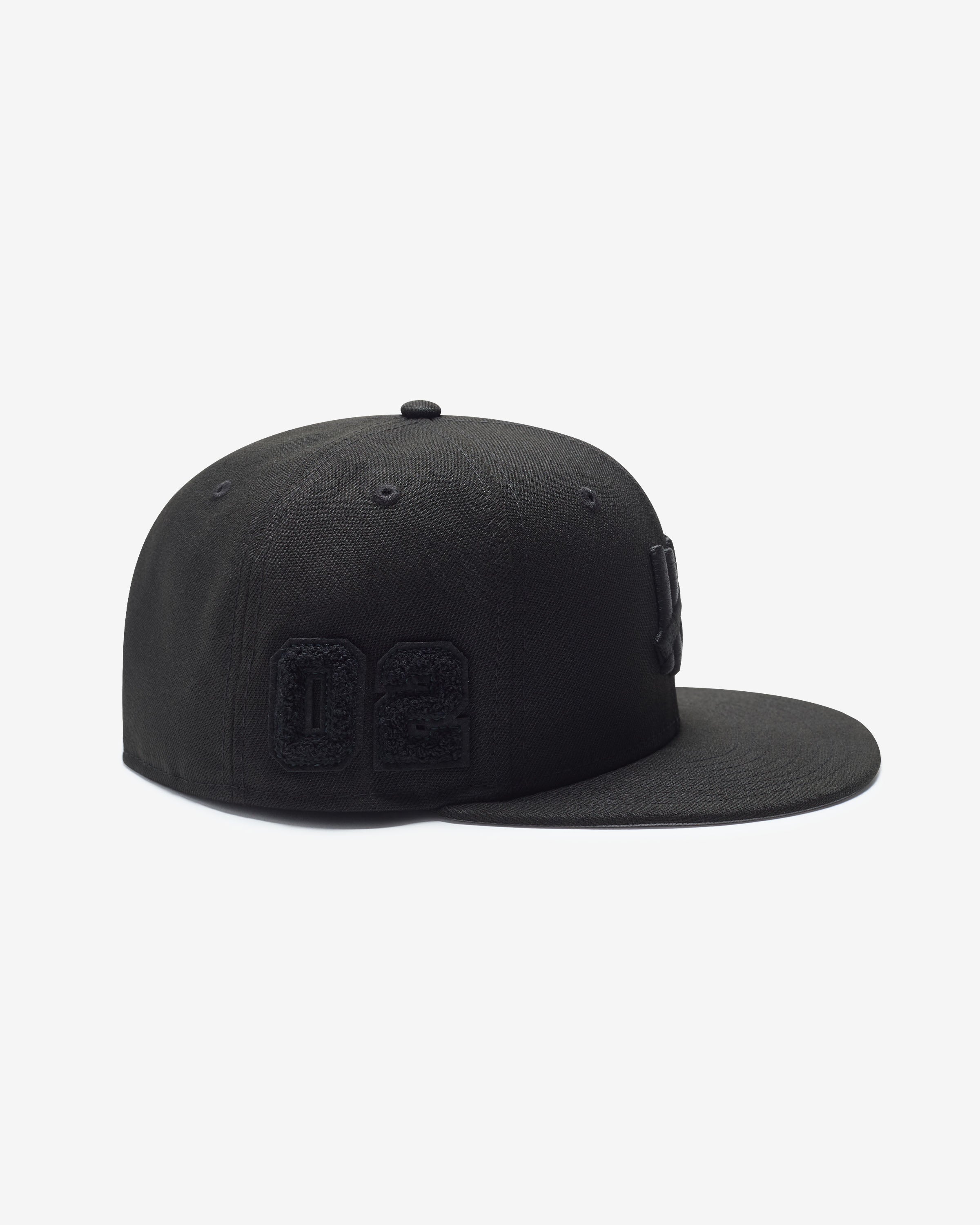 UNDEFEATED X NE MONOCHROME ICON FITTED
