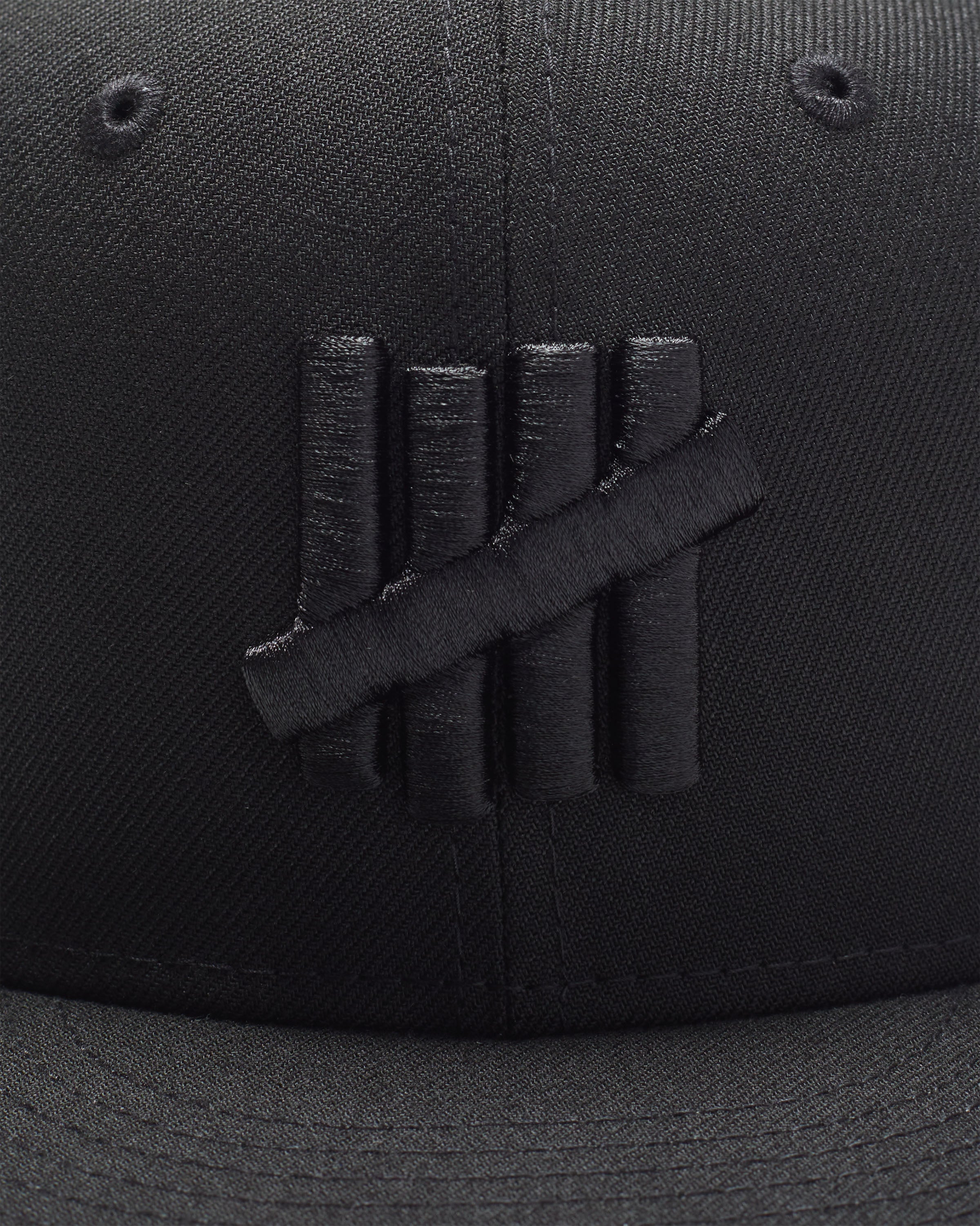 UNDEFEATED X NE MONOCHROME ICON FITTED