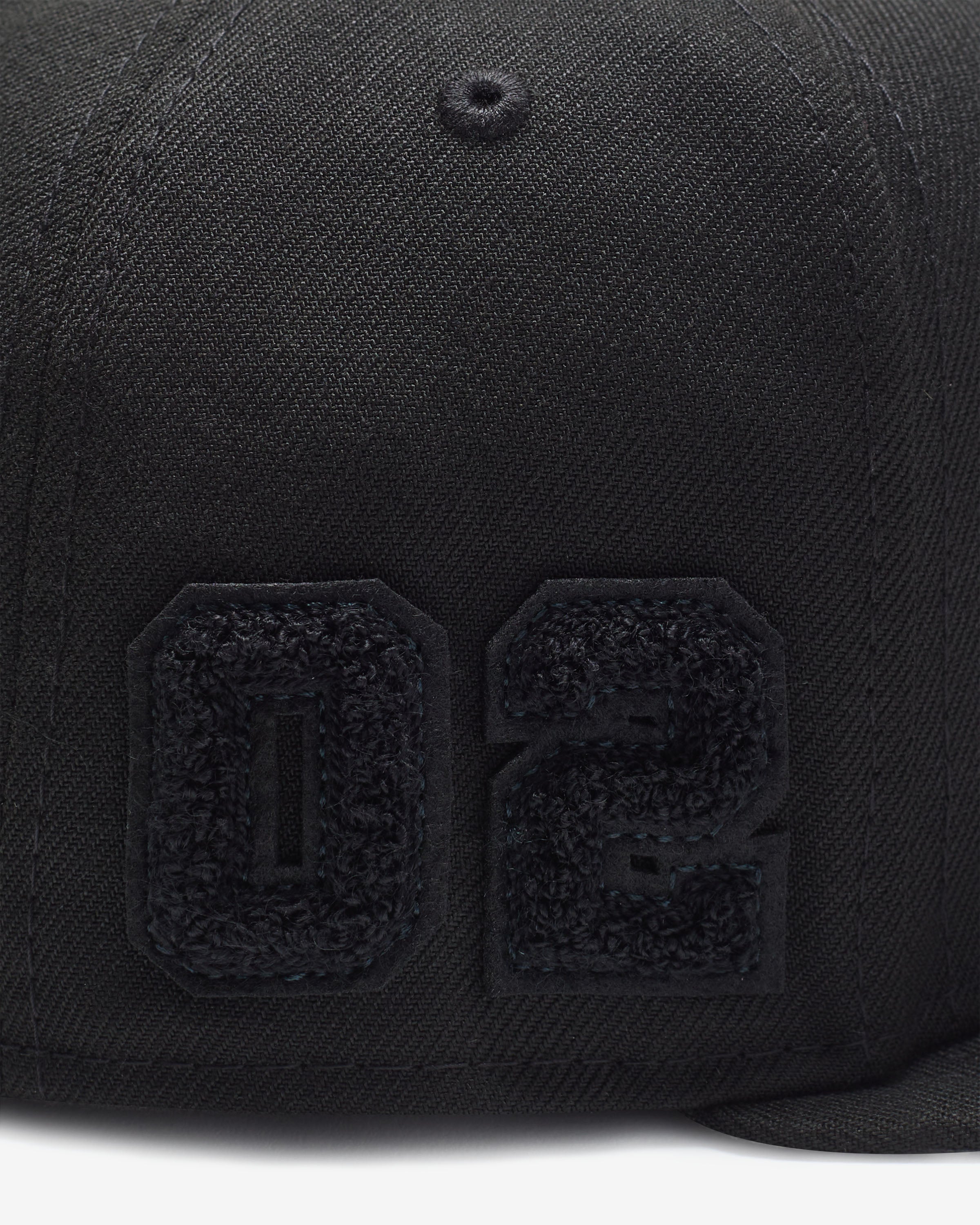 UNDEFEATED X NE MONOCHROME ICON FITTED