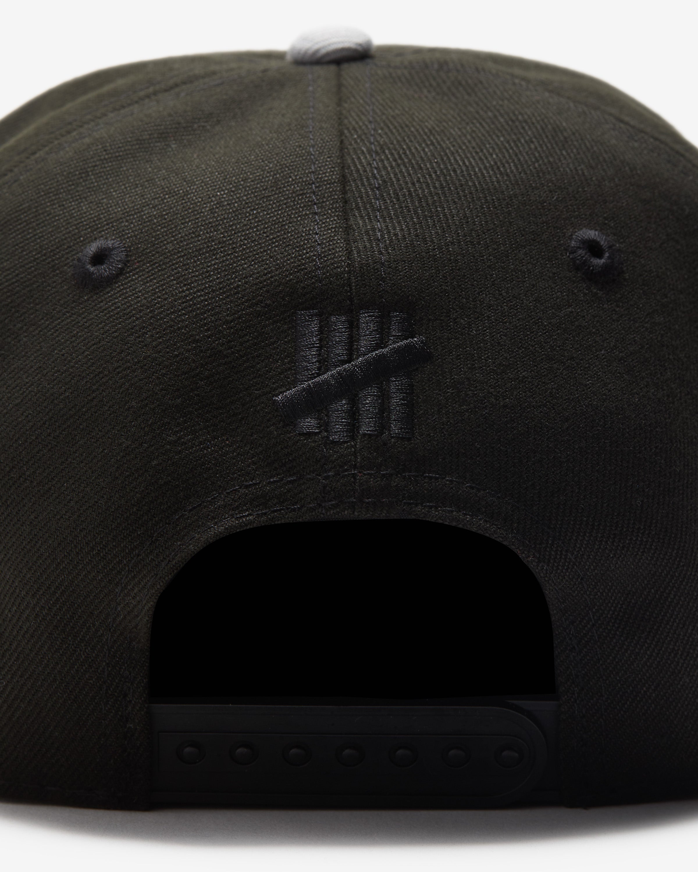 UNDEFEATED 2-TONE ARCH SNAPBACK