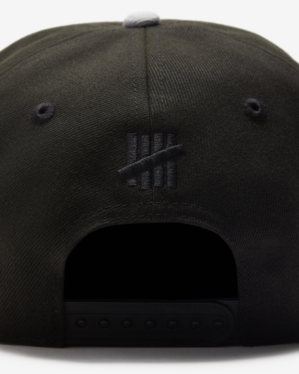UNDEFEATED 2-TONE ARCH SNAPBACK
