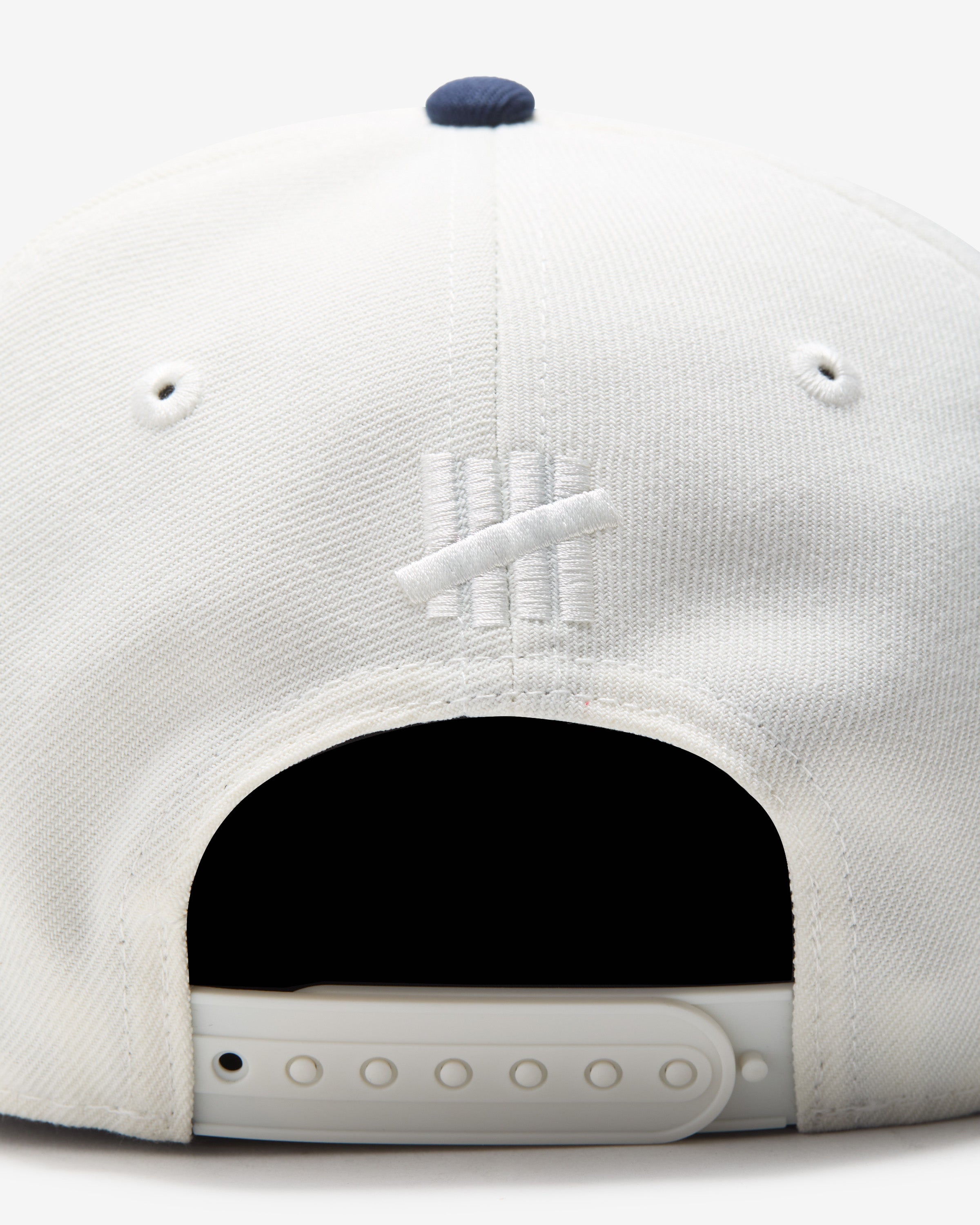 UNDEFEATED 2-TONE ARCH SNAPBACK