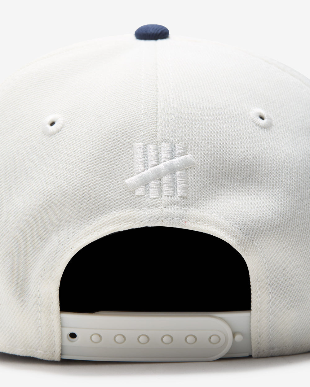 UNDEFEATED 2-TONE ARCH SNAPBACK