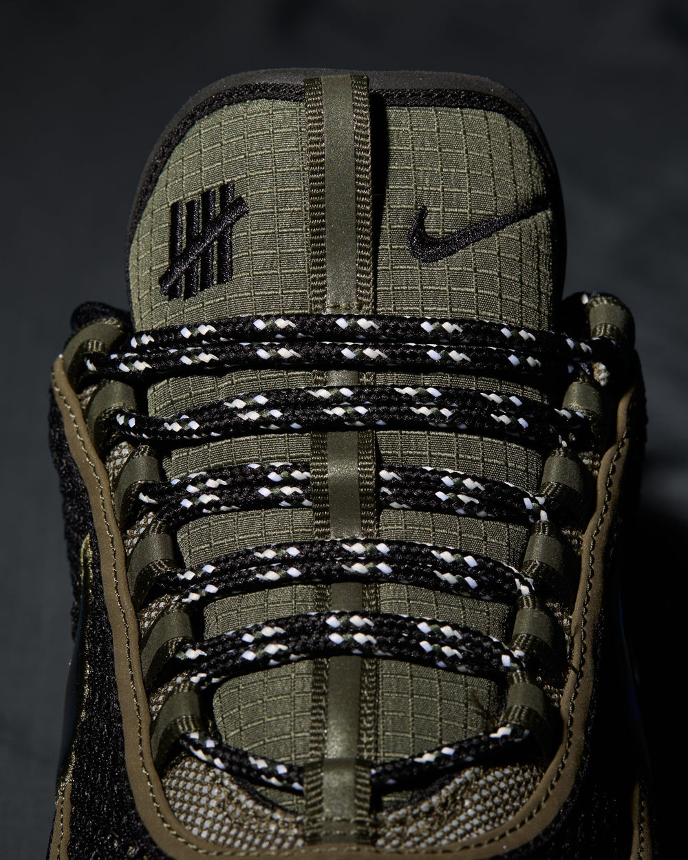 UNDEFEATED X NIKE AIR ZOOM SPIRIDON - CARGOKHAKI/ BLACK